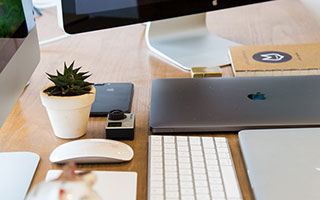 日本国脚手持“战犯”照片合影，英超球队道歉：极为珍视中国球迷，绝非有意冒犯